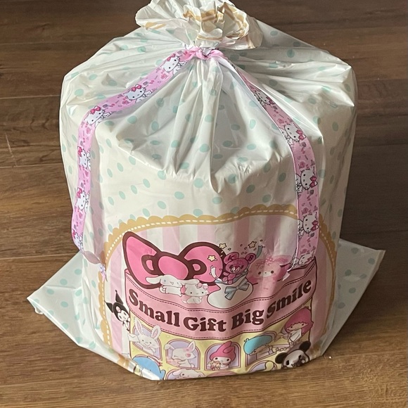 One Left! FREE SHIPPING (NWT) ULTIMATE HELLO KITTY GIFT BASKET!! - Picture 8 of 13